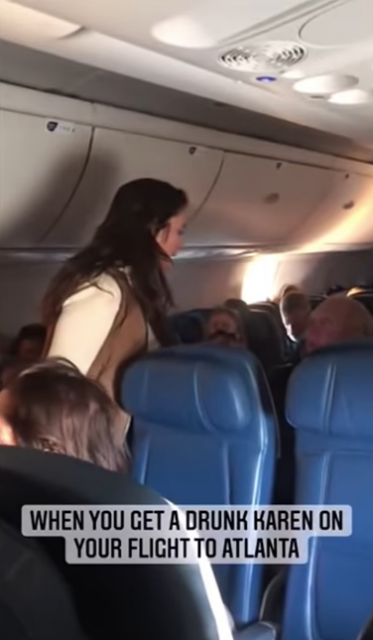 震撼视频! 女子飞机上狂抽邻座不戴口罩男+吐口水 被FBI带走! 结果她自己也没戴...