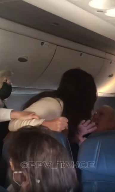震撼视频! 女子飞机上狂抽邻座不戴口罩男+吐口水 被FBI带走! 结果她自己也没戴...