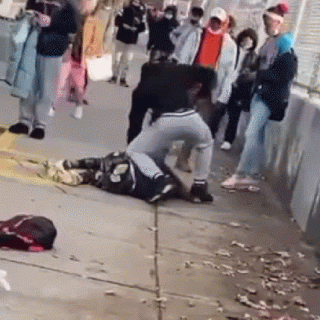 惊呆! 美国中学爆当街群殴! 手枪砸头 学生惨被抱摔 按在地上拳打脚踢! 家长暴怒！