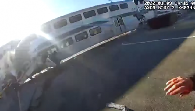 视频曝光! 飞机坠毁铁道中央 遭火车高速撞烂! 飞行员奇迹幸存 离死亡就差3秒!