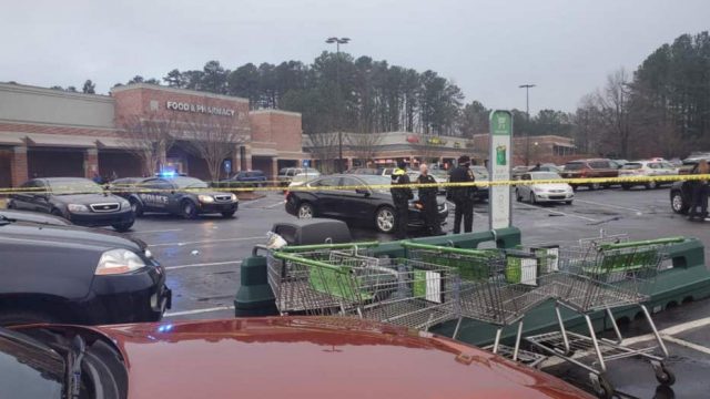 悲劇！媽媽超市購物，4歲孩子留在車內，意外開槍擊中自己死亡！