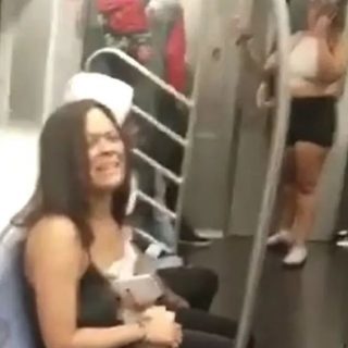 “救救我!”亚裔女子地铁被暴徒挟持 大声呼救! 遭暴打甩飞 无人敢管…