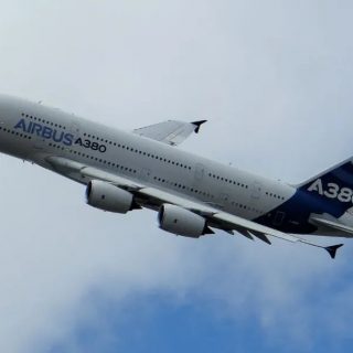 高空惊魂! 飞往美国的空客A380突然漏水 机舱变瀑布 空姐一声尖叫 乘客吓到半死！