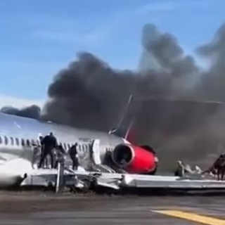 飞机迫降坠毁 撞楼爆炸起火 烧成残骸! 137名乘客经历生死大逃亡！