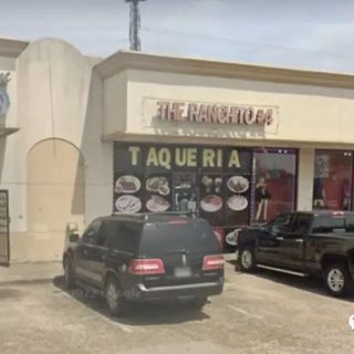 劫匪持假槍搶劫餐廳，被顧客9連擊反殺。網友：顧客是殺人犯
