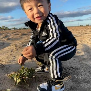 2岁美国华裔男孩高速上被枪杀! 父母悲恸 奋斗半生作废 卖房搬离伤心地
