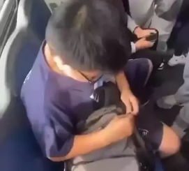 美國華裔男生坐公車，被黑人女生暴打，無力還手， 校方稱受害者應該讓出位子！