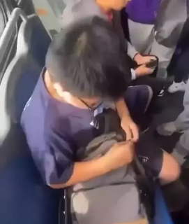 美國華裔男生坐公車，被黑人女生暴打，無力還手， 校方稱受害者應該讓出位子！