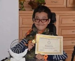 华裔“霍金”创造奇迹 考上麻省理工 经历4次大手术 终身坐轮椅