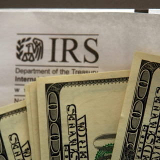 IRS又秋后算账！夫妇几千块退税被没收 只因申请过失业金……