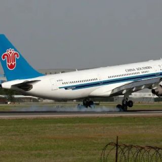 惊! 飞中国航班发动机故障 "有坠机风险" 紧急返航! 乘客吓哭!